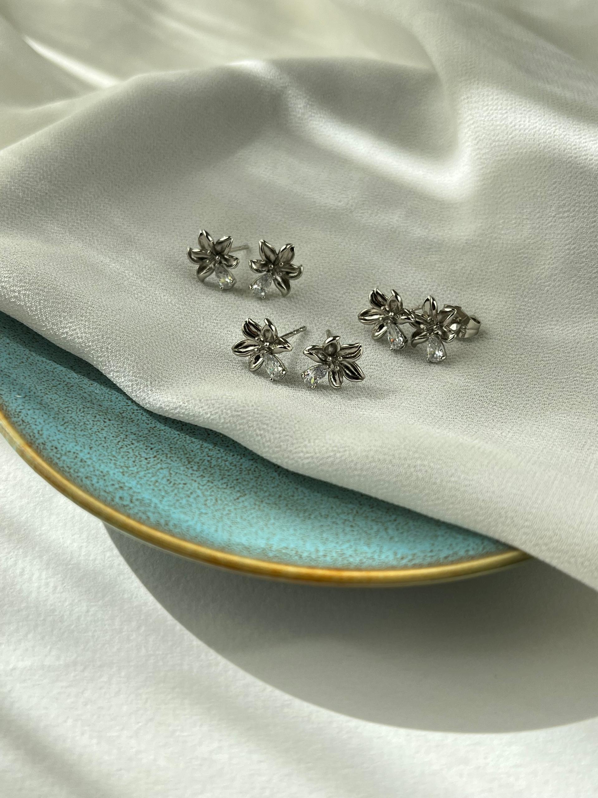 گوشواره ی میخی نیلوفر جواهری