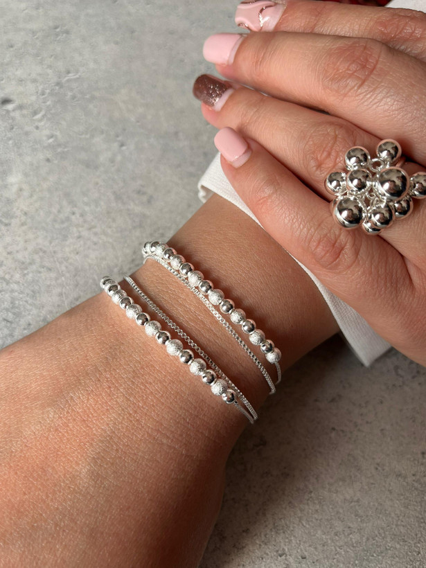 دستبند زنانه آبکاری نقره مدل گوی دولاین