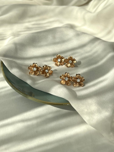 گوشواره آبکاری طلا زنانه مدل گل زارا برند ژوپینگ