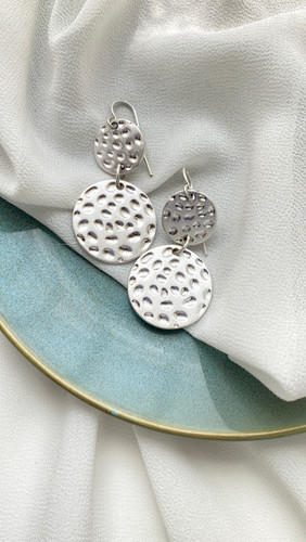 گوشواره بلند زنانه مدل چکشی آبکاری نقره